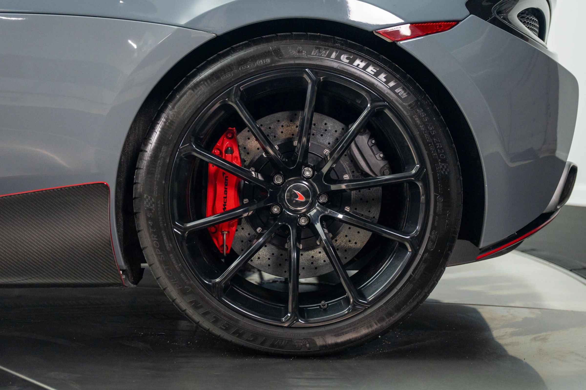 Used 2018 McLaren 570S Spider image 24