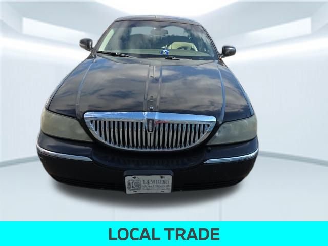 Used 2005 Lincoln Town Car Signature image 2