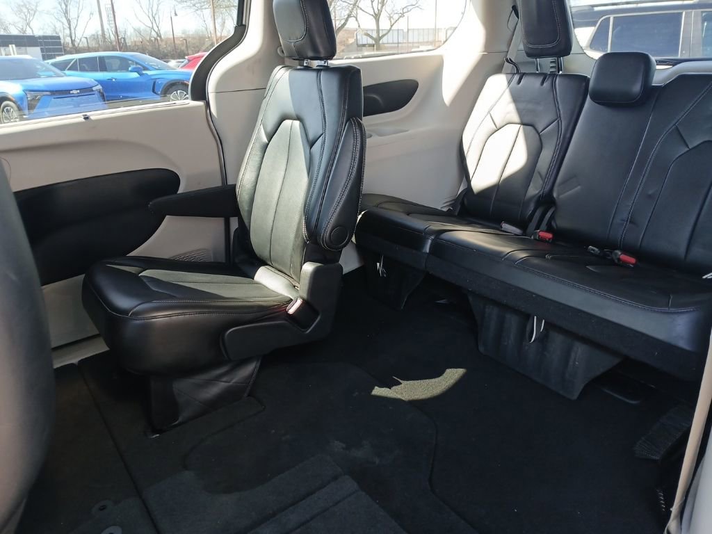 Used 2024 Chrysler Pacifica Touring-L image 26