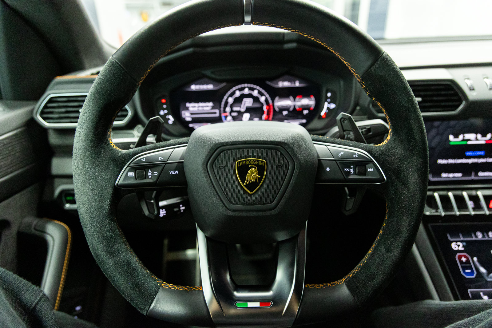 Used 2022 Lamborghini Urus AWD/4WD image 34