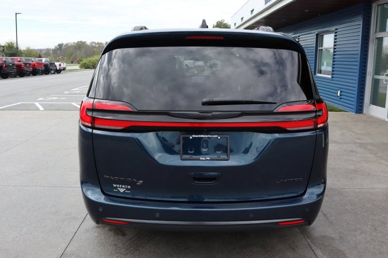 Used 2025 Chrysler Pacifica Limited FWD image 7