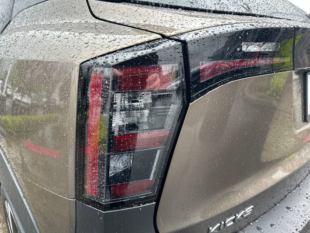 Used 2025 Nissan Kicks SV FWD image 10