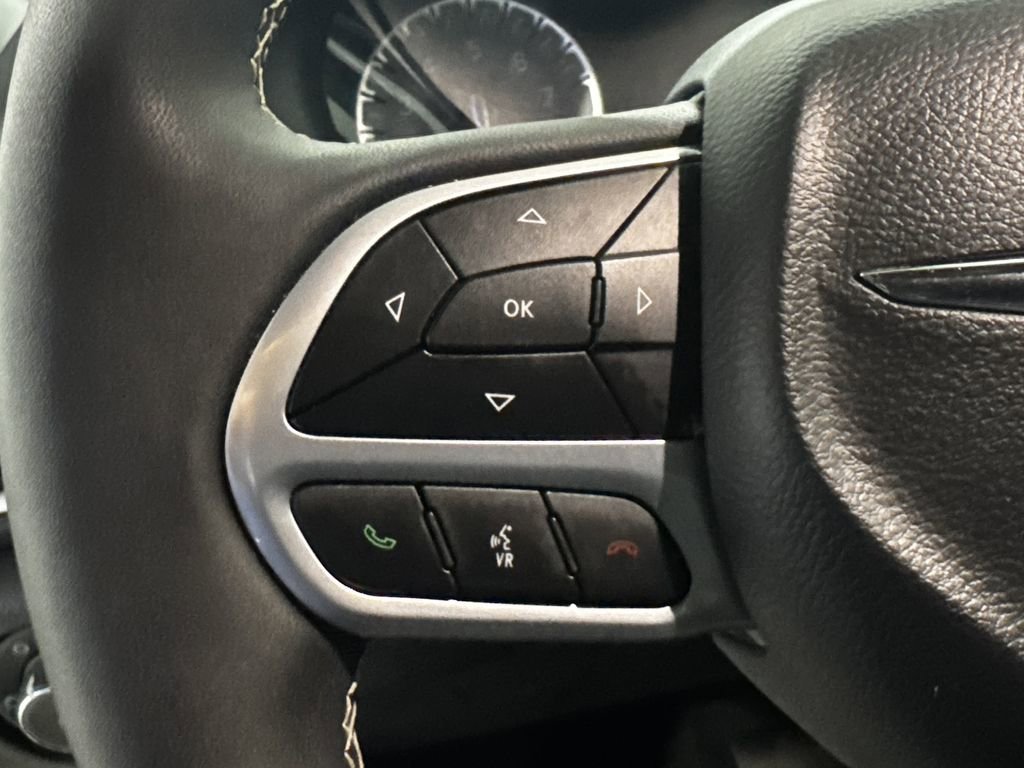 Used 2025 Chrysler Pacifica Select FWD image 5