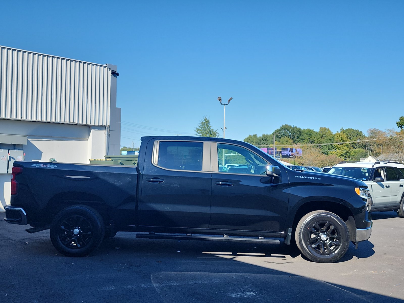 Used 2023 Chevrolet Silverado 1500 LT AWD/4WD image 6