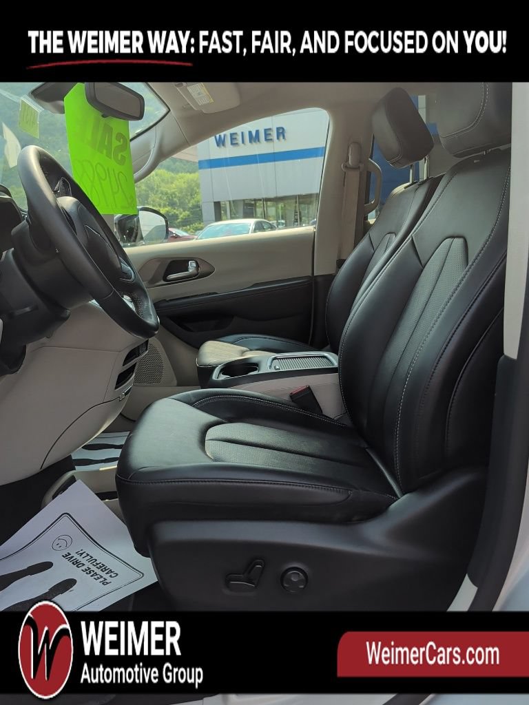Used 2024 Chrysler Pacifica Touring-L FWD image 13