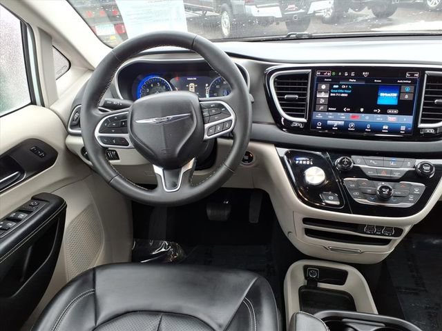 Used 2023 Chrysler Pacifica Touring-L FWD image 16