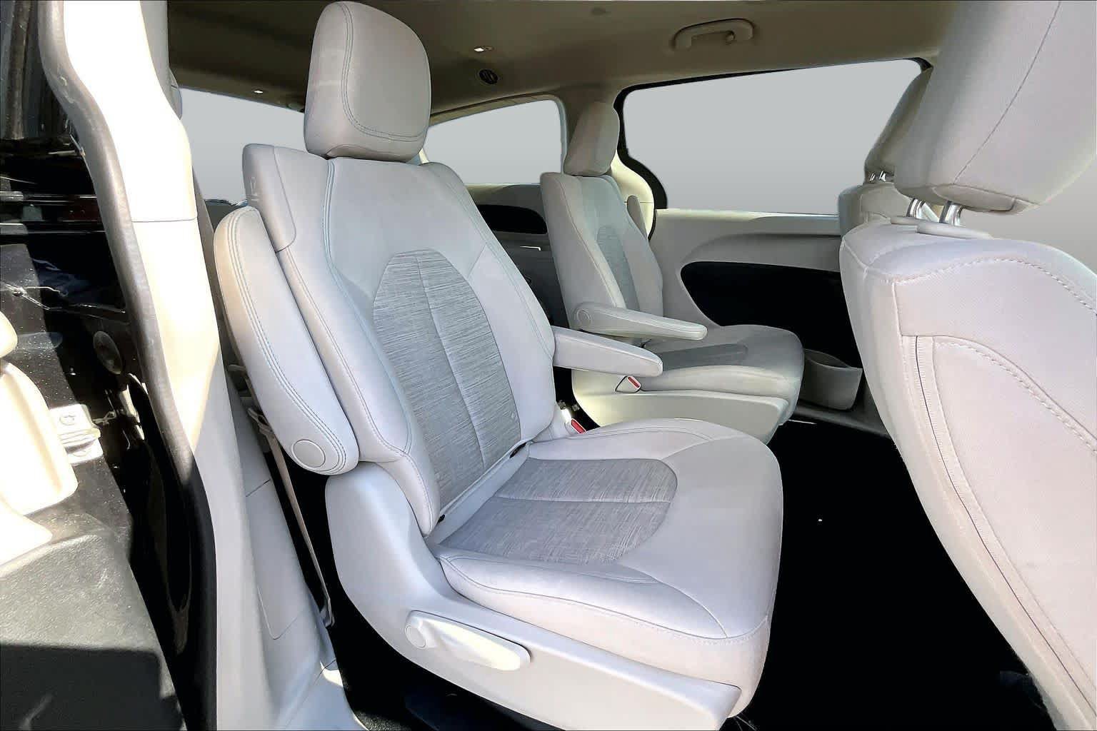 Used 2018 Chrysler Pacifica Touring Plus FWD image 21