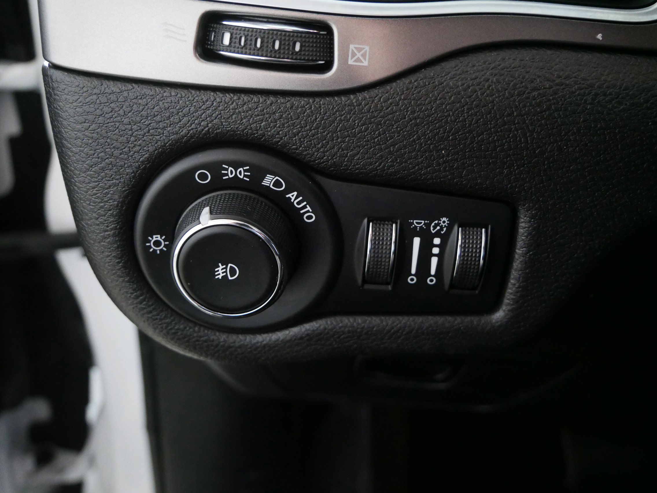 Used 2019 Jeep Cherokee Latitude Plus image 26