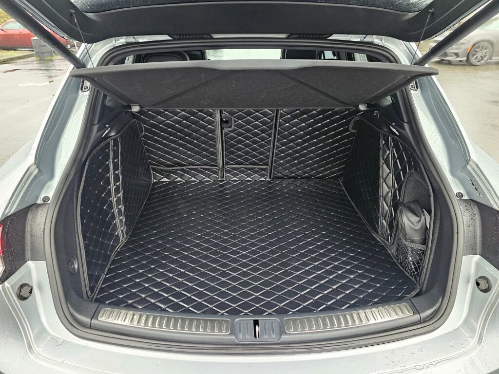 Used 2023 Porsche Macan w/ Premium Package Plus image 18