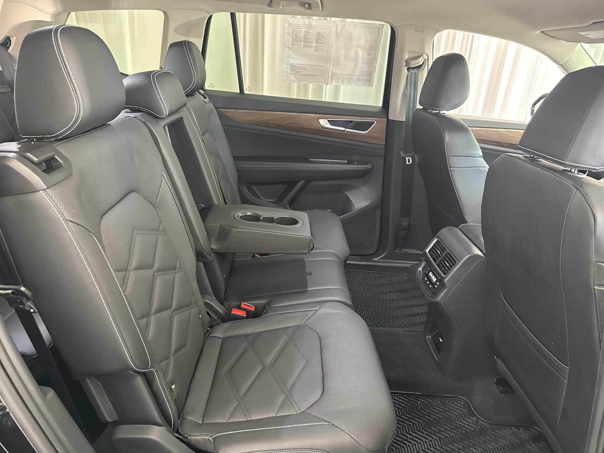 Used 2025 Volkswagen Atlas SE AWD/4WD image 35