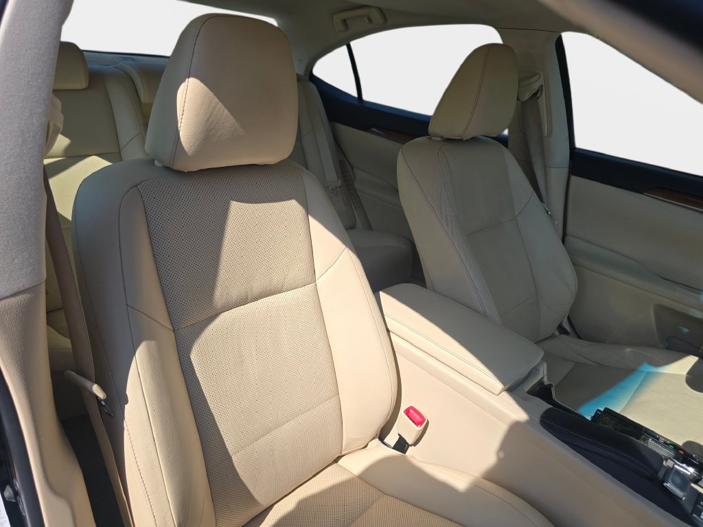 Used 2015 Lexus ES 300h w/ Navigation System Package FWD image 12