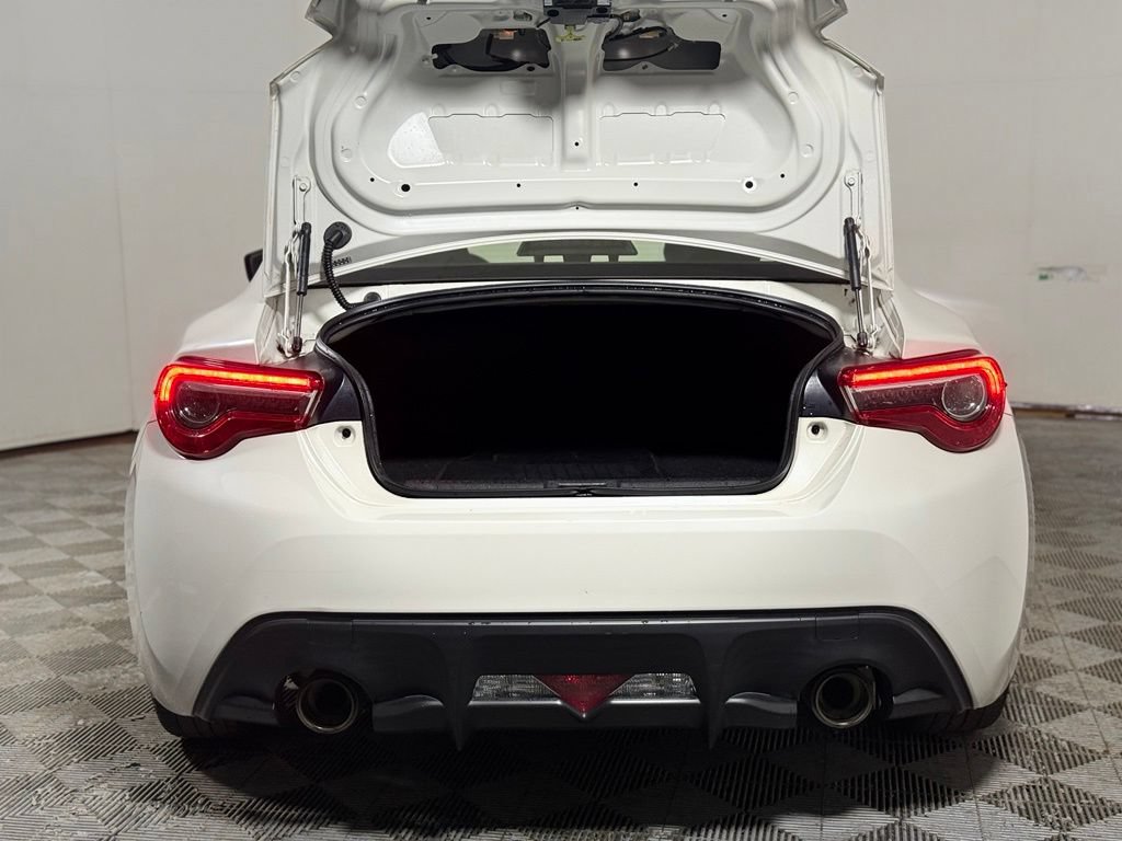 Used 2017 Toyota 86 RWD image 6
