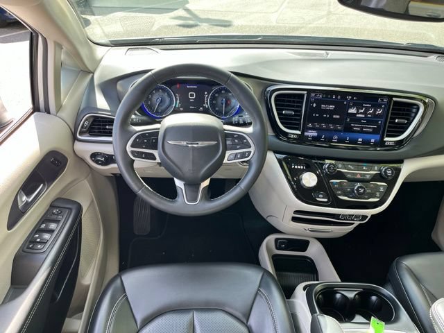 Used 2023 Chrysler Pacifica Touring-L FWD image 30