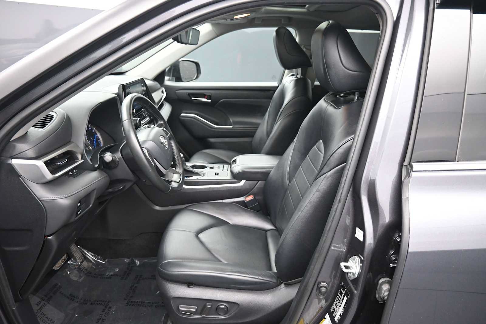 Used 2022 Toyota Highlander XLE AWD/4WD image 18