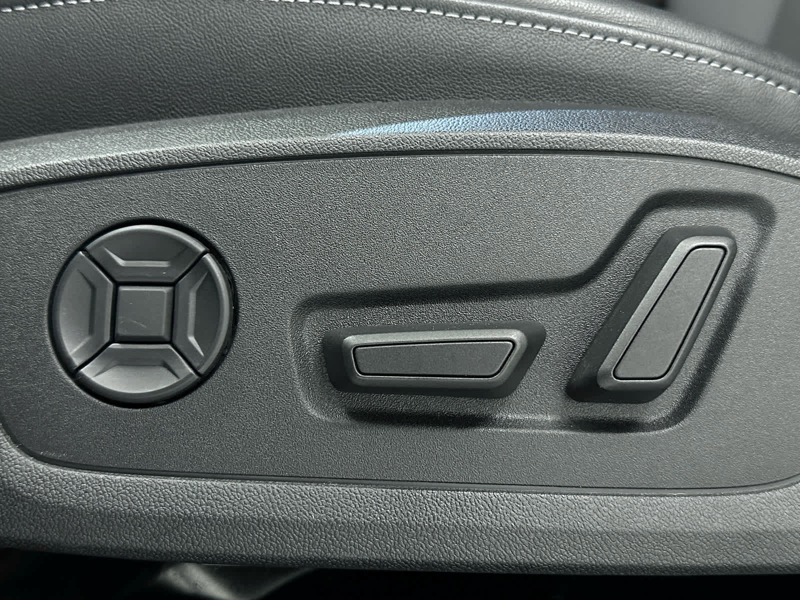 Used 2023 Audi Q4 e-tron Premium w/ Convenience Package image 12