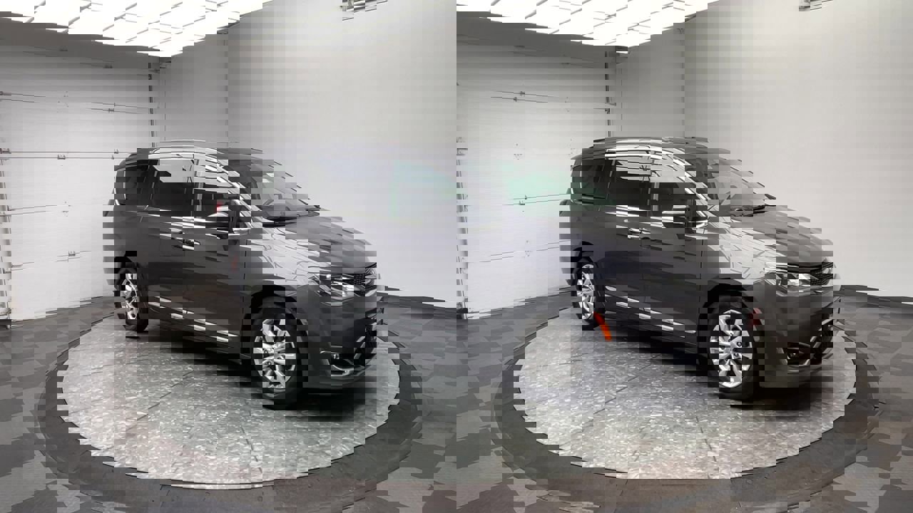 Used 2017 Chrysler Pacifica Touring-L image 39