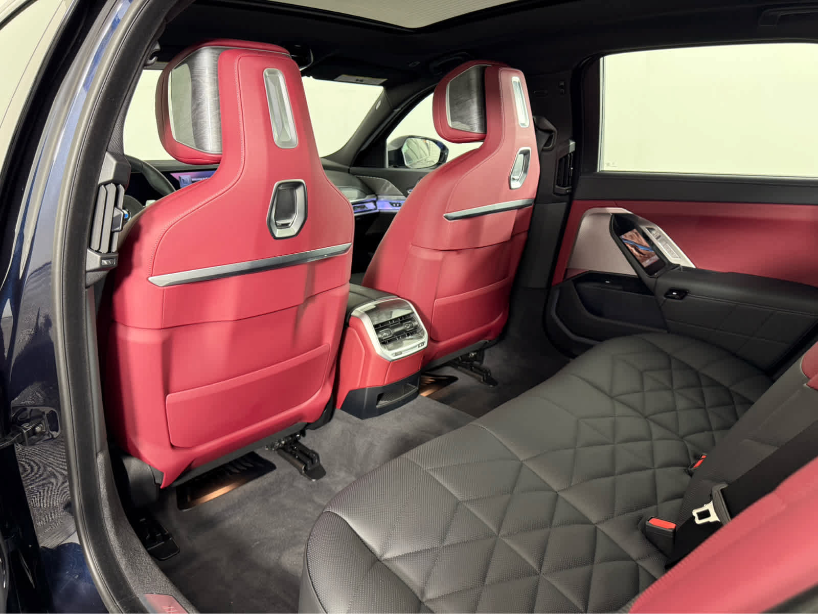 Certified 2025 BMW 740i w/ Premium Package RWD image 13