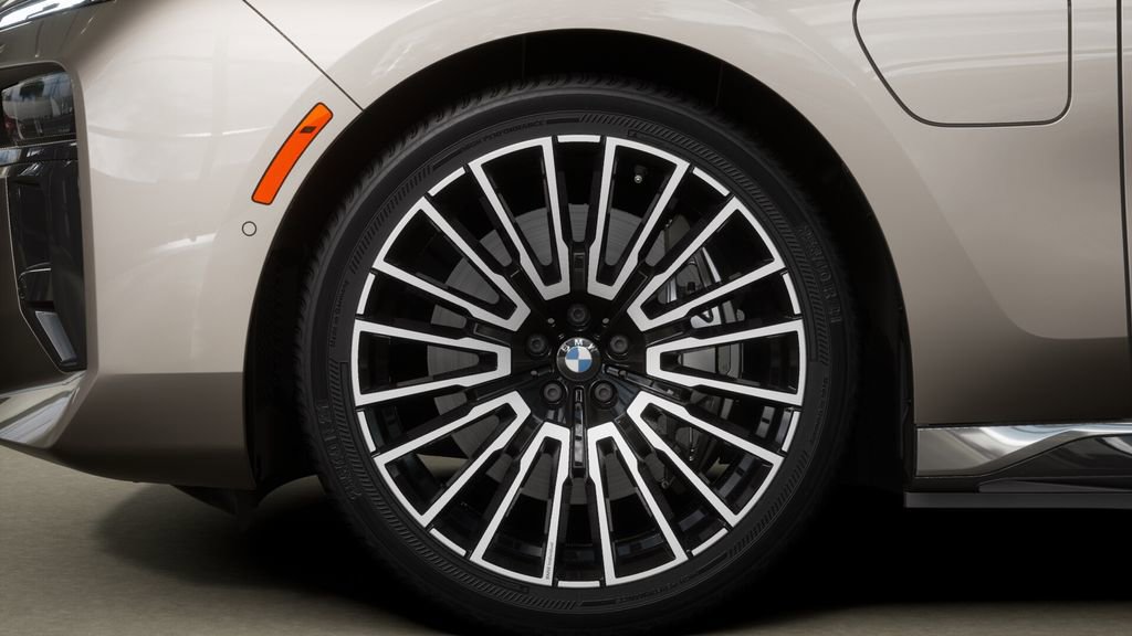 Used 2026 BMW 750e xDrive 750e xDrive w/ Executive Package image 34