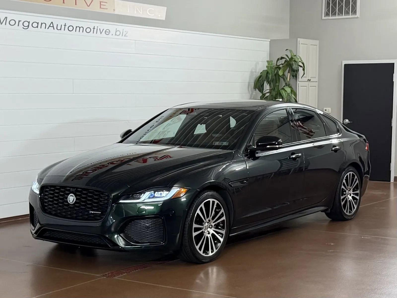 Used 2024 Jaguar XF R-Dynamic SE AWD/4WD image 7