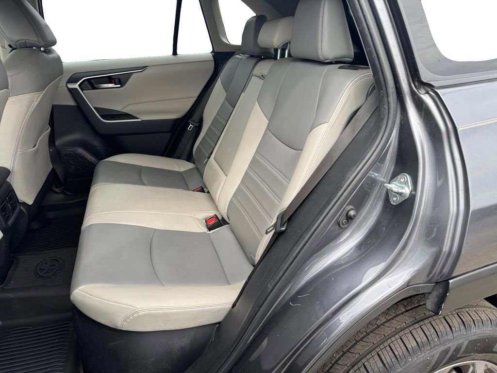 Used 2022 Toyota RAV4 XLE Premium image 16