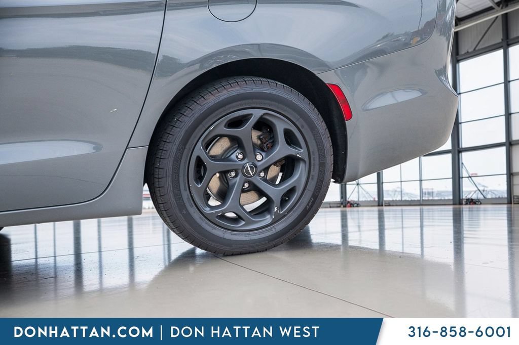 Used 2021 Chrysler Pacifica Touring w/ S Appearance Package FWD image 36