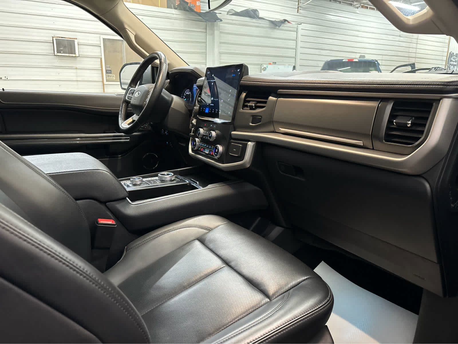 Used 2023 Ford Expedition XLT AWD/4WD image 28