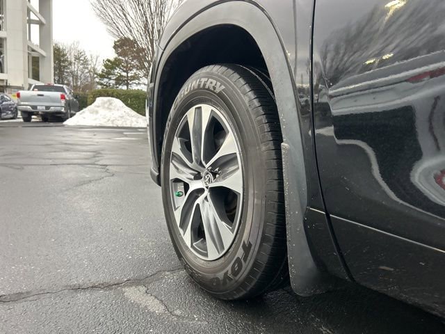 Used 2024 Toyota Highlander XLE image 11