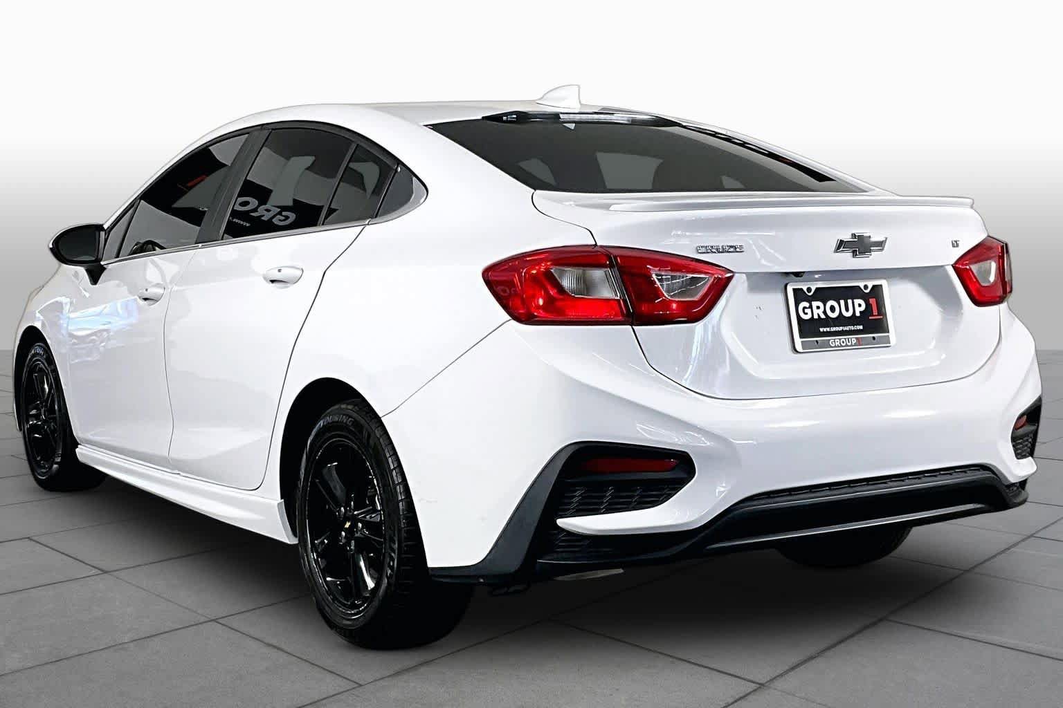 Used 2018 Chevrolet Cruze LT w/ Sun And Sound Package FWD image 11