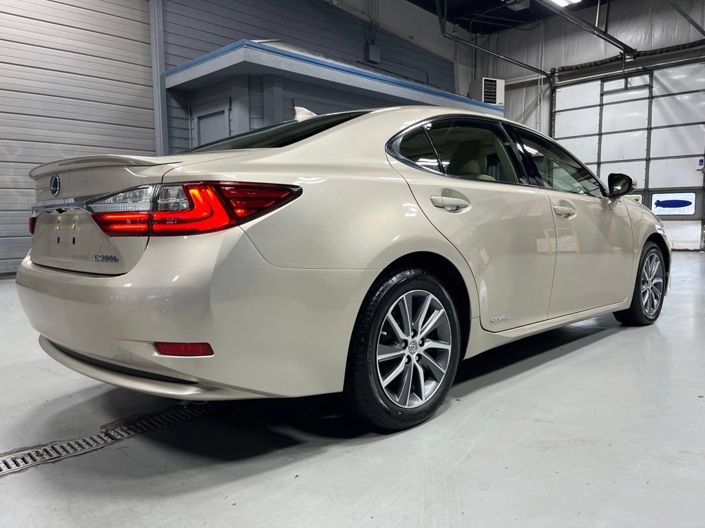 Used 2017 Lexus ES 300h w/ Luxury Package FWD image 7