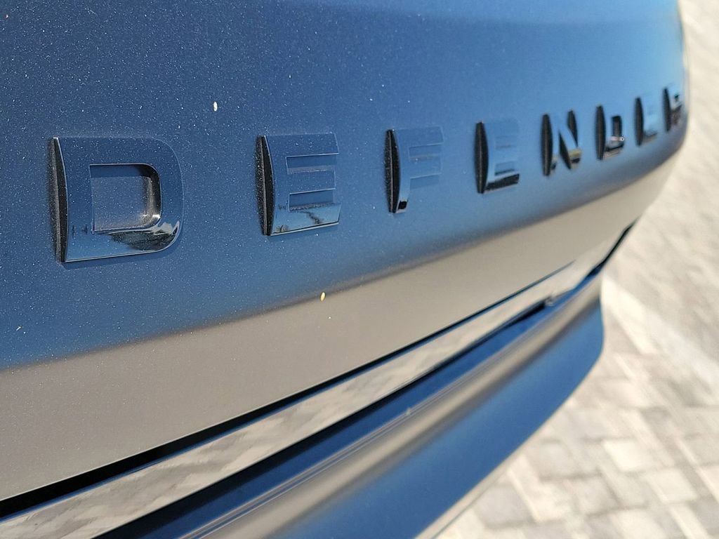 Used 2024 Land Rover Defender 110 X-Dynamic SE image 9