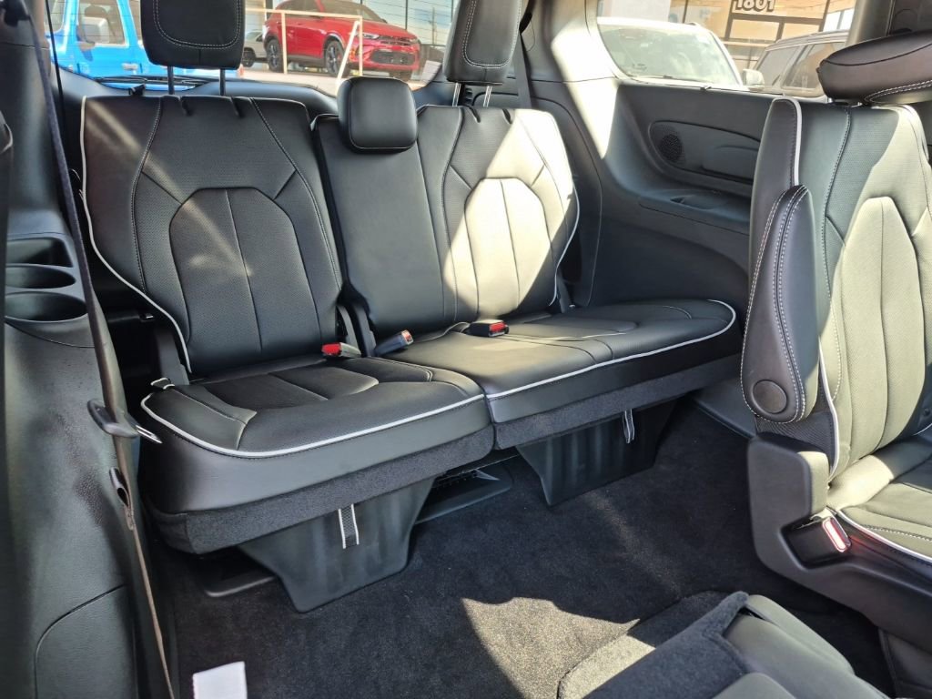 New 2025 Chrysler Pacifica Limited w/ Trailer Tow Group FWD image 33