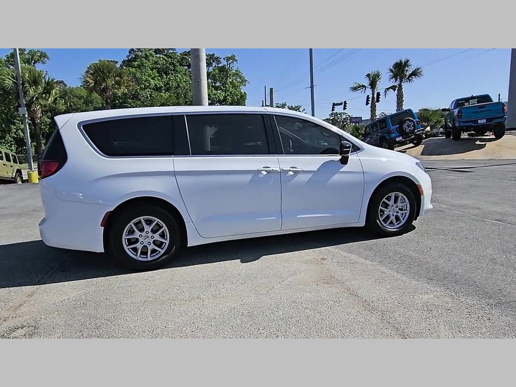 Used 2025 Chrysler Voyager LX image 34