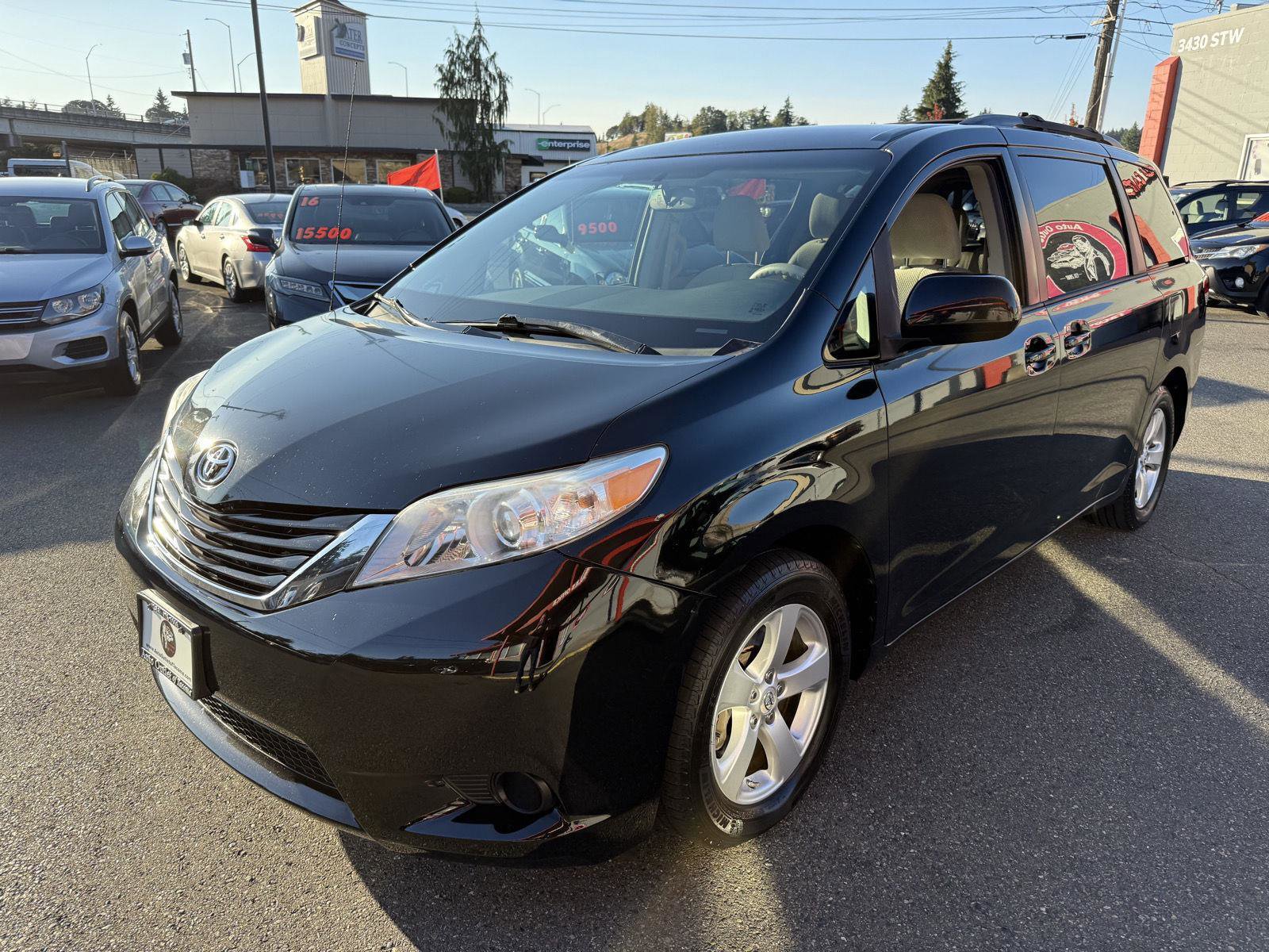 Used 2012 Toyota Sienna LE image 1