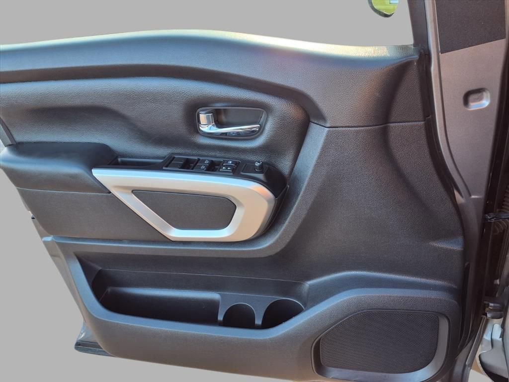 Used 2017 Nissan Titan SV image 15