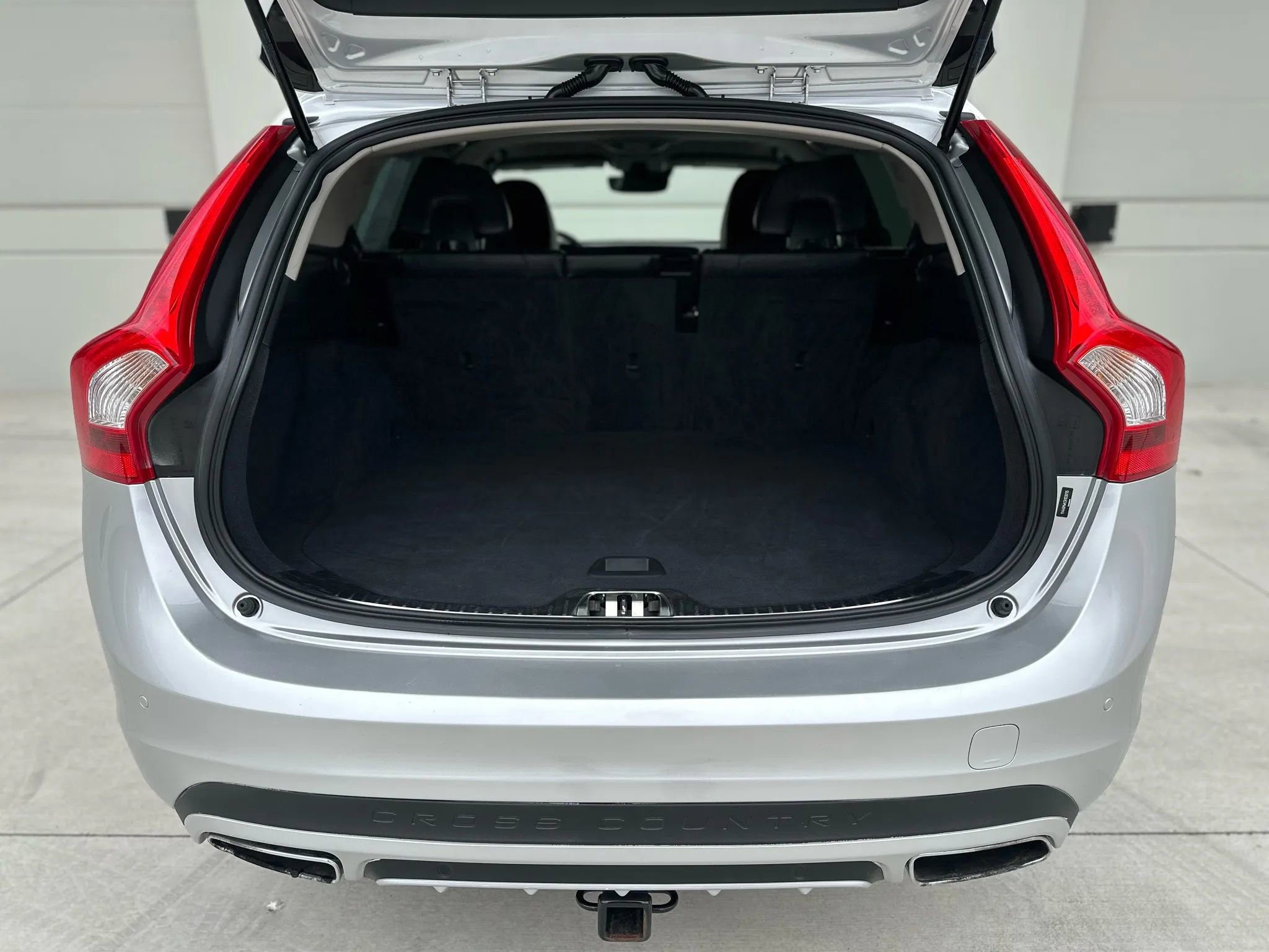 Used 2017 Volvo V60 T5 Cross Country w/ Convenience Package image 12