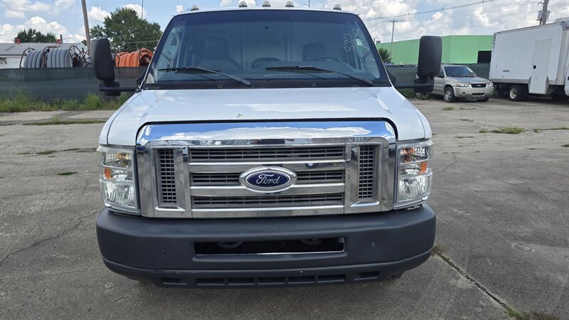 Used 2011 Ford E-450 and Econoline 450 Super Duty RWD image 2