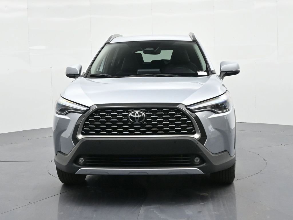 Used 2024 Toyota Corolla Cross XLE image 3