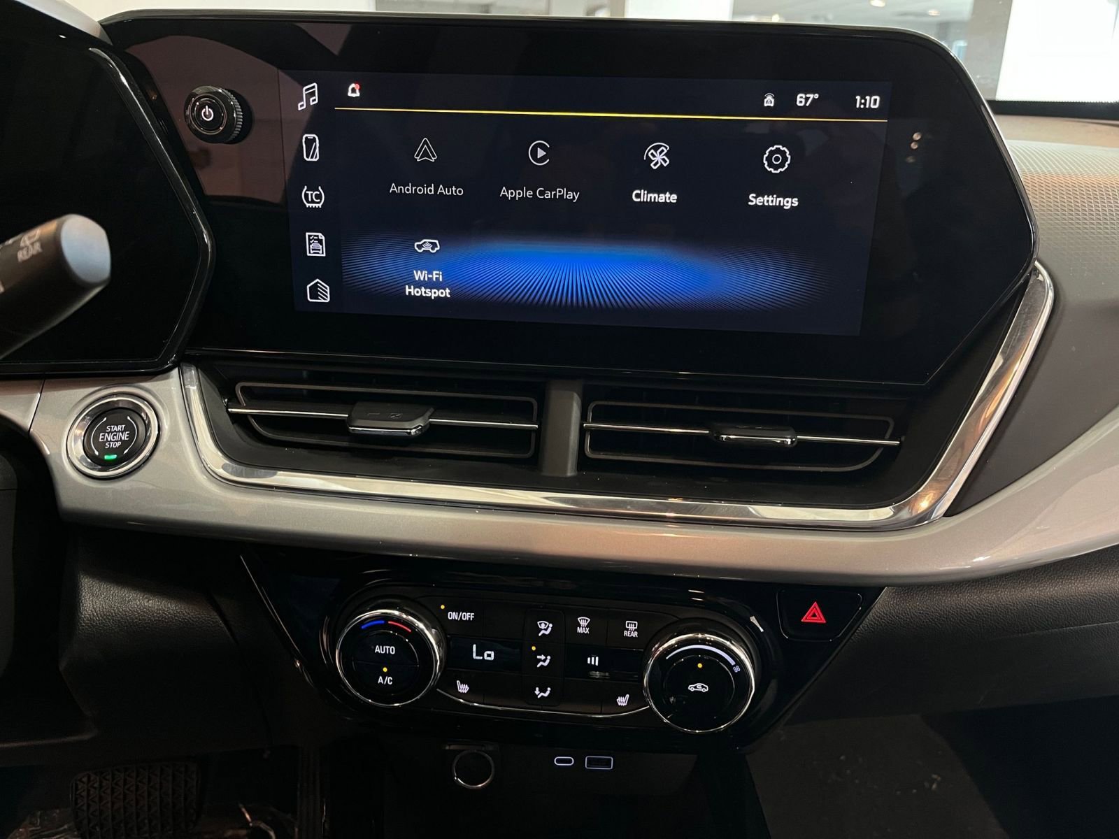 Used 2025 Chevrolet Trax LT w/ LT Convenience Package FWD image 17
