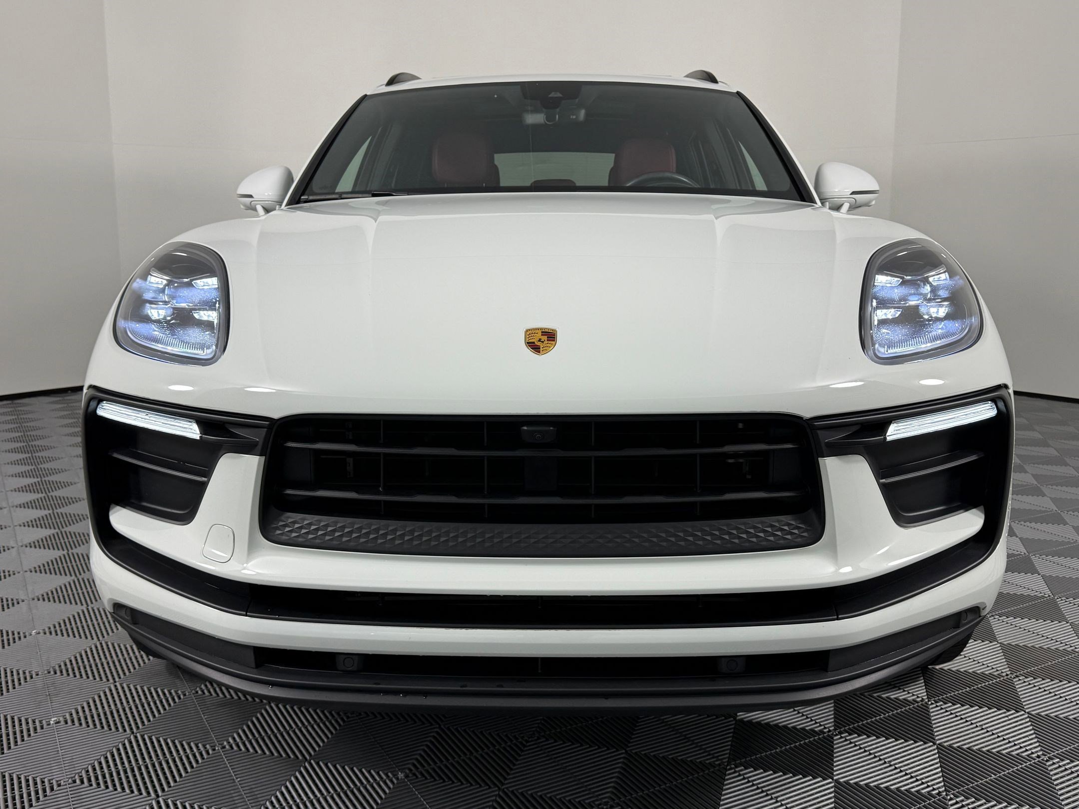 Certified 2022 Porsche Macan image 6