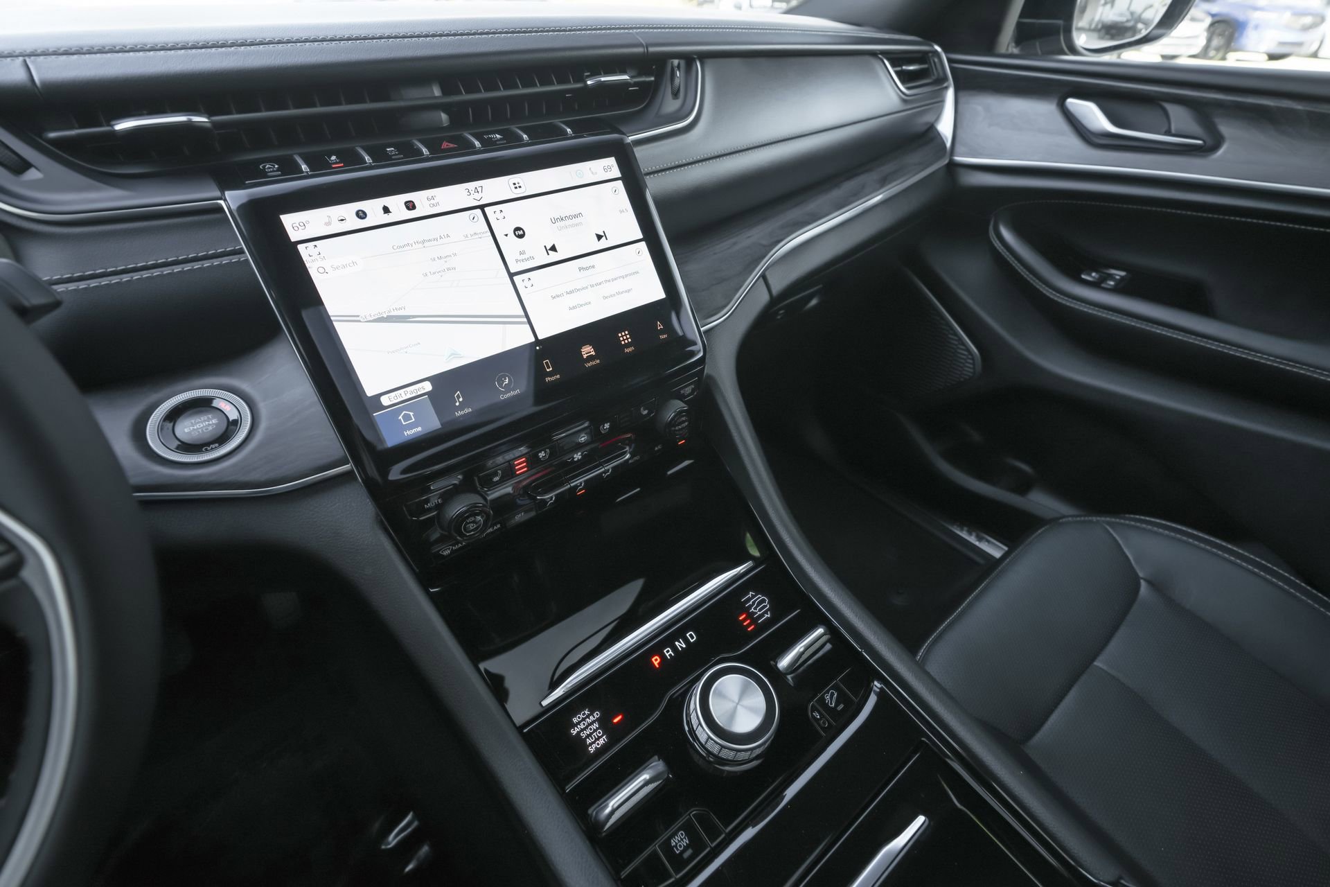 Used 2024 Jeep Grand Cherokee L Overland w/ Trailer Tow Package image 10