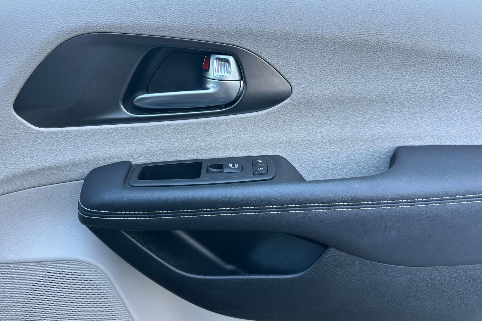 Used 2024 Chrysler Pacifica Select image 22