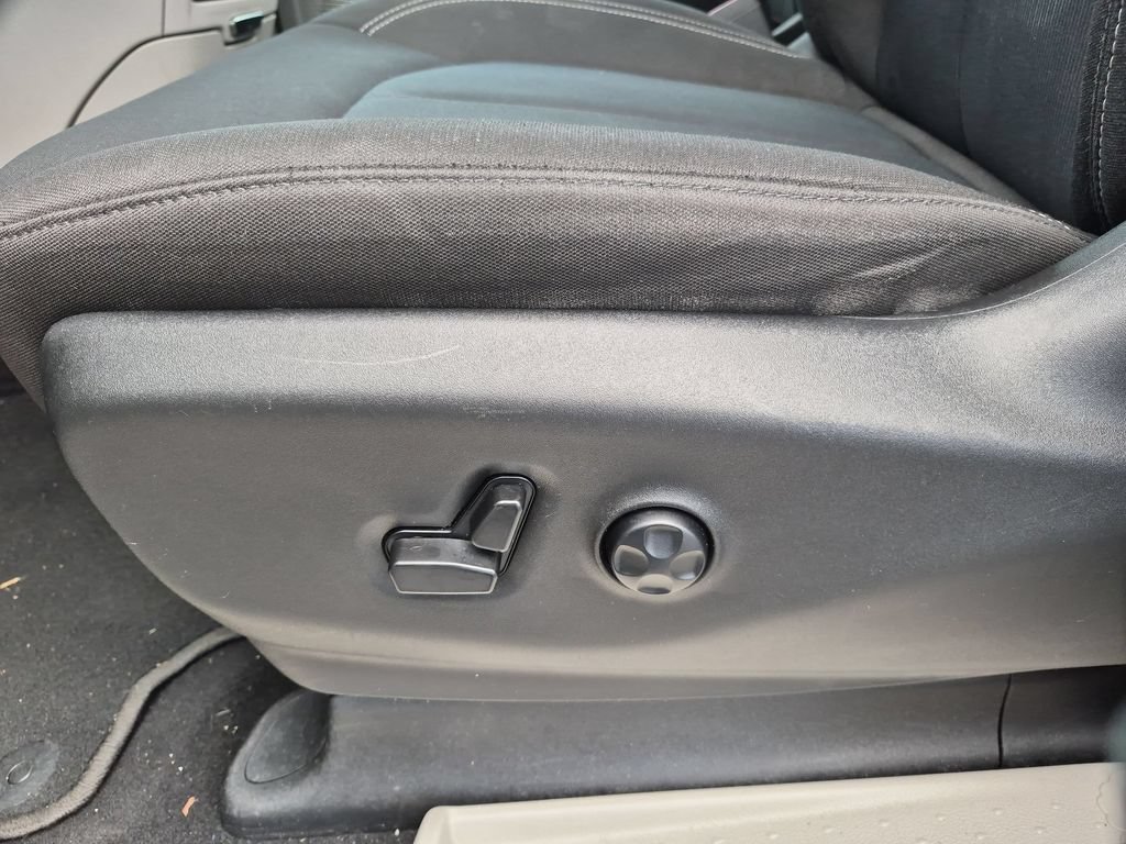 Used 2023 Chrysler Voyager LX FWD image 14
