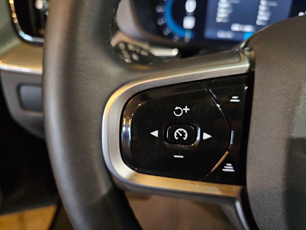 Certified 2025 Volvo XC60 B5 Ultra AWD/4WD image 23