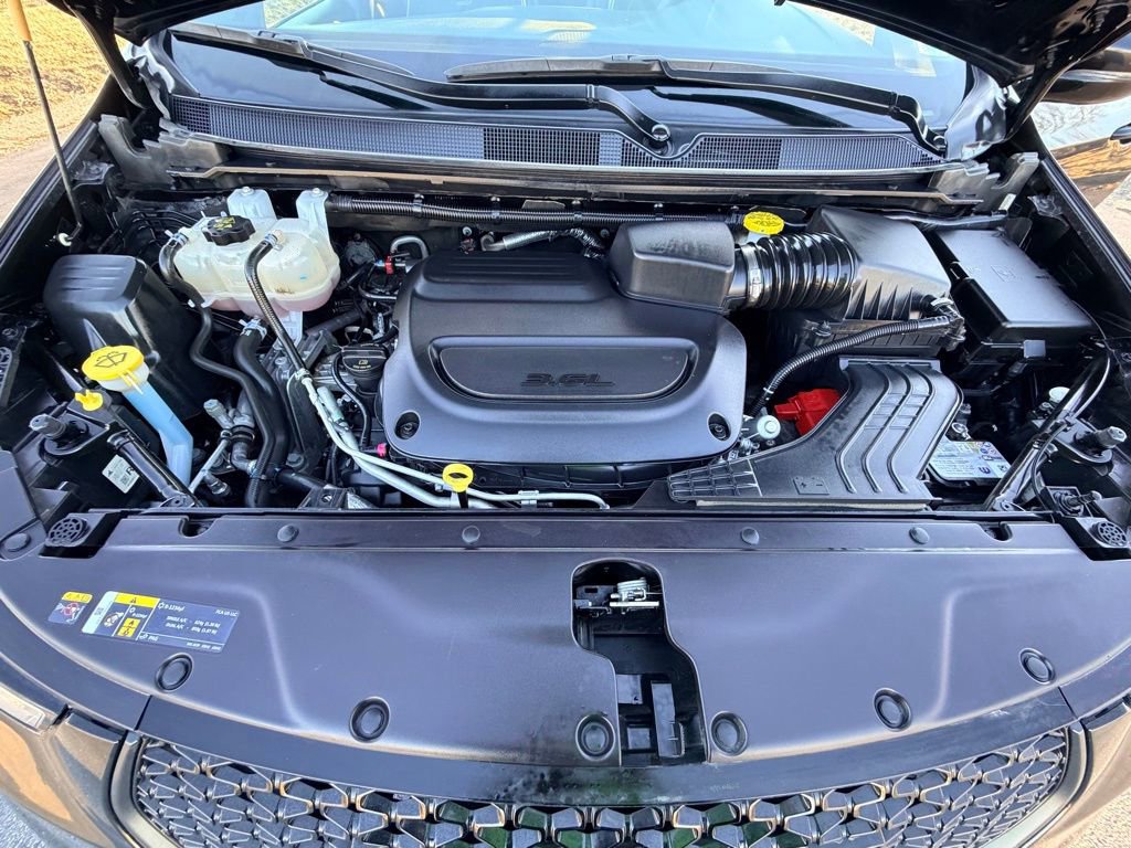 Used 2025 Chrysler Pacifica Limited image 9