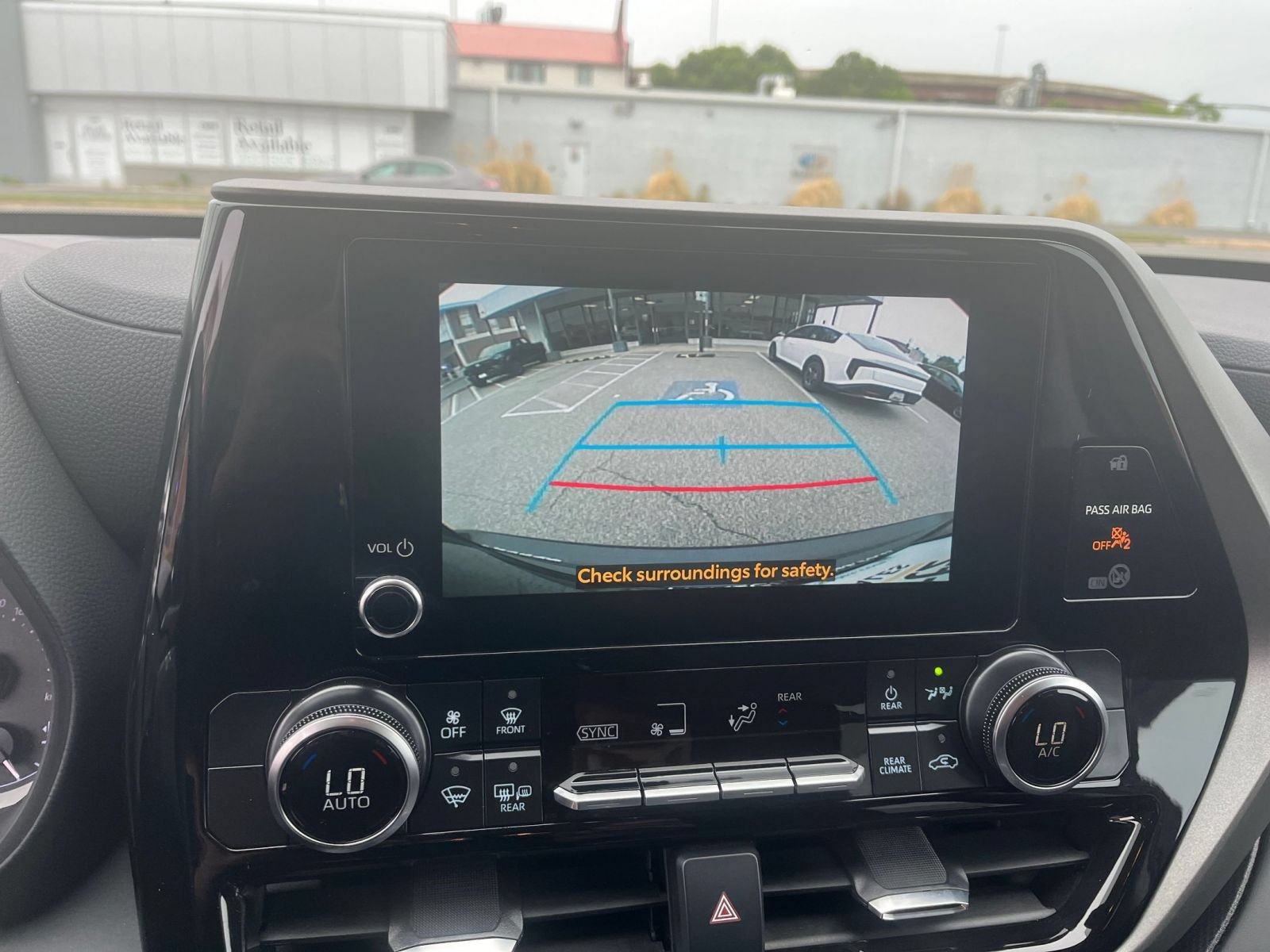 Used 2025 Toyota Highlander LE FWD image 25