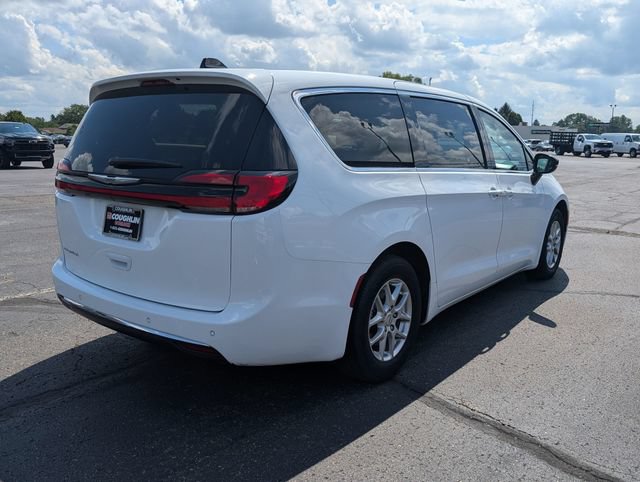 Used 2024 Chrysler Pacifica Touring-L FWD image 7