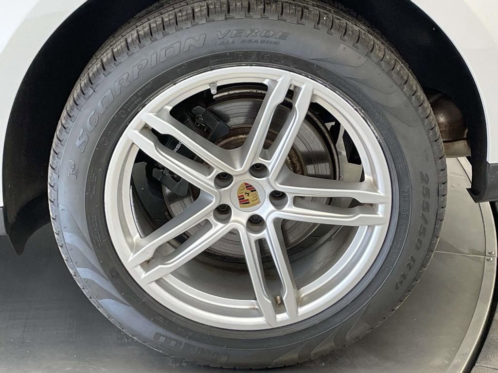 Certified 2023 Porsche Macan image 12
