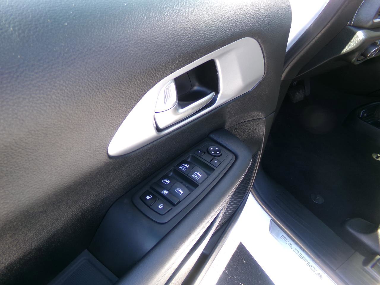 Used 2023 Chrysler Pacifica Touring FWD image 10
