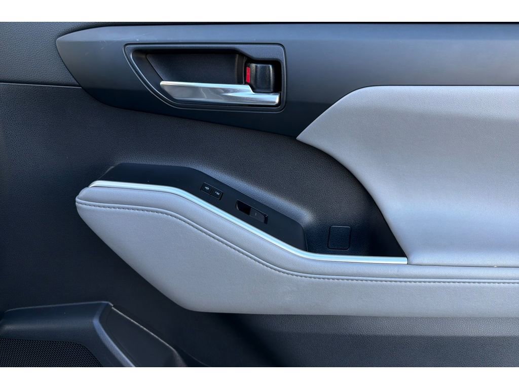 Used 2020 Toyota Highlander XLE image 21