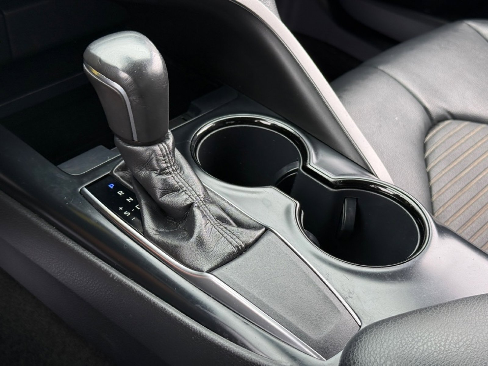 Used 2019 Toyota Camry SE FWD image 16